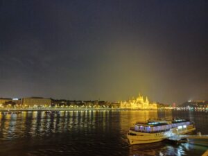 Donauufer bei Nacht