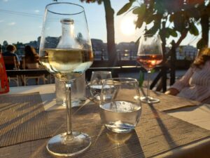 Ungarische Weine genießen, mit Blick auf Schloss